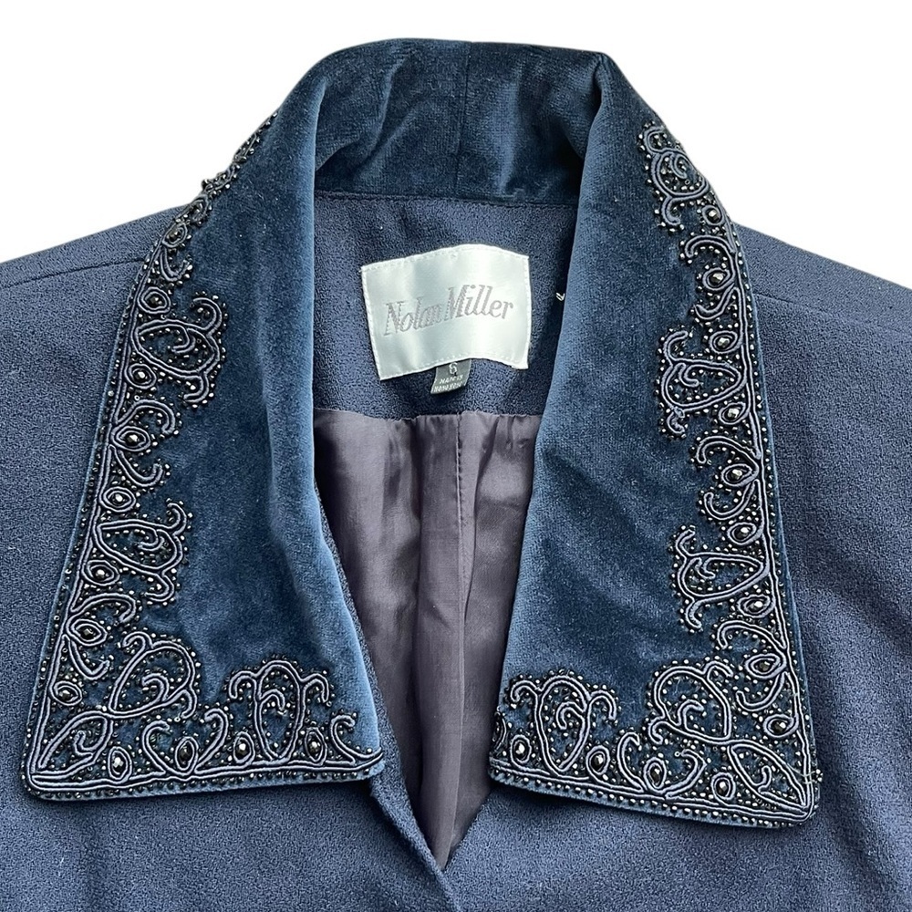 Nolan Miller navy blue Bead embroidered velvet collar, wool blazer size 6. - Picture 3 of 8